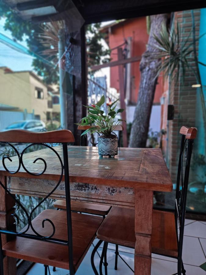 Bliss Hoteis Centro Búzios Exteriér fotografie A table and chair